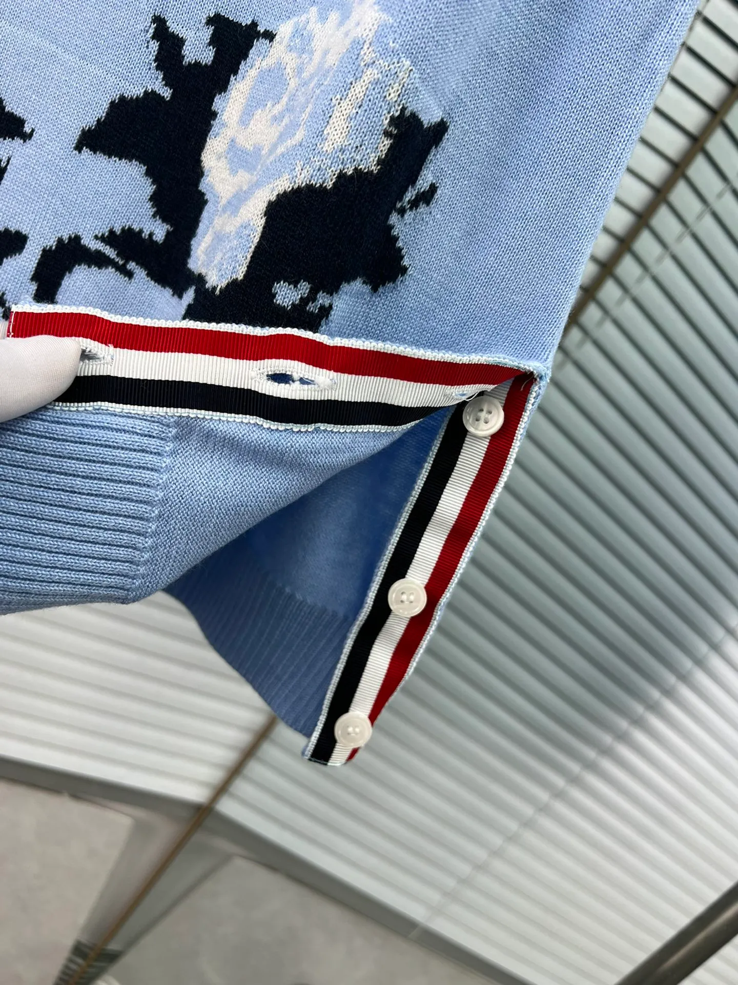 THOM BROWNE🇳🇱New Arrival 𝐃𝐞𝐭𝐚𝐢𝐥 ： TB ， ， ， ， ooookkkkkk ， ， ， ， T look jue ：Light Blue White Sizes： 0.1.2(S.M.L)